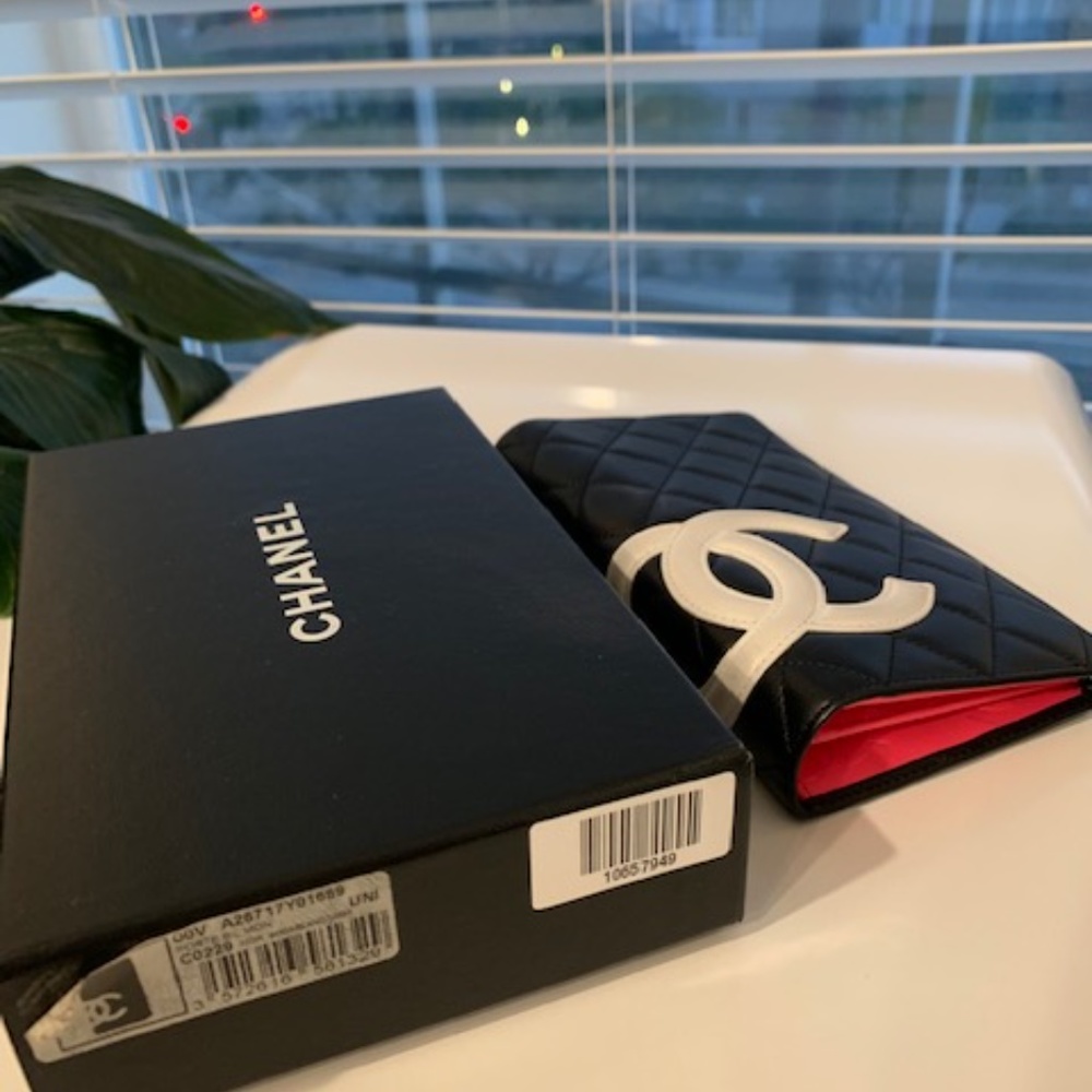 CHANEL Black and White Quilted Key & Card Holder